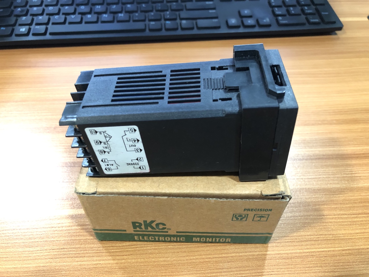 Bộ điều khiển nhiệt độ RKC REX-C100